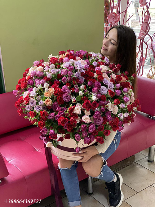 кустовая роза в шляпной коробке фото