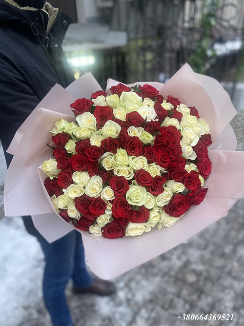 букет 101 красная и белая роза фото доставки