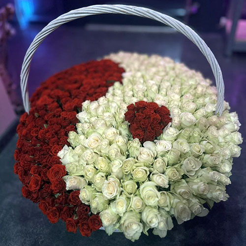 фото букета зі 101 червоної та білої троянди у вигляді інь-ян у кошику