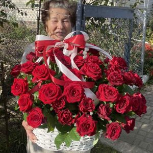 Фото товара 51 красная роза в корзине